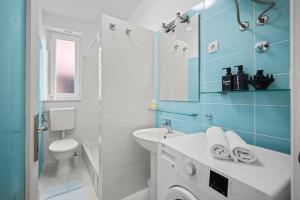 un bagno con un lavandino del water e una lavatrice di Apartment Bose a Spalato (Split) Altre 20 foto