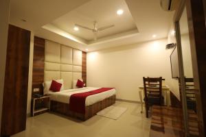 Postel nebo postele na pokoji v ubytování Hotel Paramont Inn Near New Delhi Airport