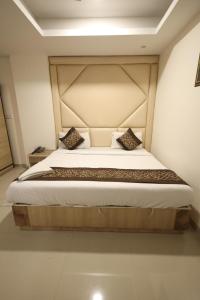 Postel nebo postele na pokoji v ubytování Hotel Paramont Inn Near New Delhi Airport