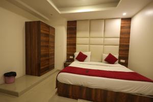 Postel nebo postele na pokoji v ubytování Hotel Paramont Inn Near New Delhi Airport