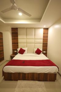 Postel nebo postele na pokoji v ubytování Hotel Paramont Inn Near New Delhi Airport