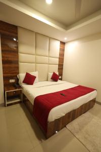 Postel nebo postele na pokoji v ubytování Hotel Paramont Inn Near New Delhi Airport