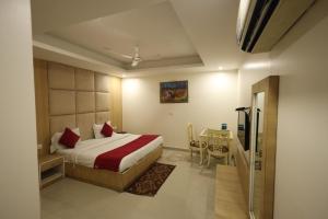Postel nebo postele na pokoji v ubytování Hotel Paramont Inn Near New Delhi Airport