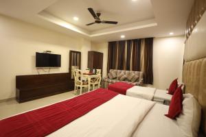 Postel nebo postele na pokoji v ubytování Hotel Paramont Inn Near New Delhi Airport