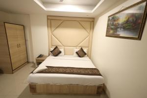 Postel nebo postele na pokoji v ubytování Hotel Paramont Inn Near New Delhi Airport