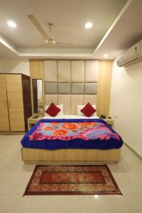 Postel nebo postele na pokoji v ubytování Hotel Paramont Inn Near New Delhi Airport