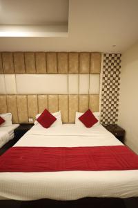 Postel nebo postele na pokoji v ubytování Hotel Paramont Inn Near New Delhi Airport