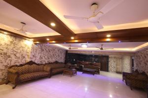 Posezení v ubytování Hotel Paramont Inn Near New Delhi Airport