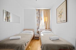 due letti singoli in una stanza con finestra di Apartment Bose a Spalato (Split)