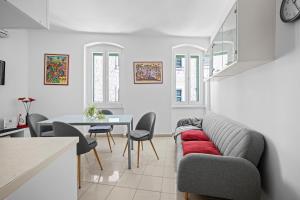 un soggiorno con un divano e un tavolo di Apartment Bose a Spalato (Split)