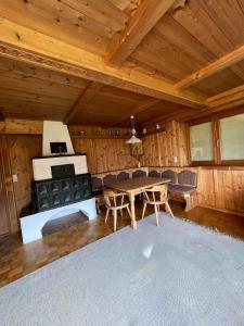 een woonkamer met een fornuis en een tafel bij Apartment Lopez in Sankt Johann in Tirol