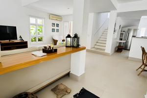 a living room with a counter and a tv at Casa de condomínio em Juquehy - SP (4) in Praia de Juquehy