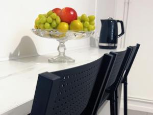 a bowl of fruit sitting on top of a table at Appartement 5 Lits, tout équipé, WiFi, NetfliX in Vaulx-en-Velin