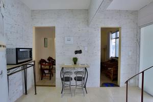 a kitchen and living room with a table and chairs at Casa em Iguaba Grande - RJ (Região dos Lagos) (2) in Iguaba Grande