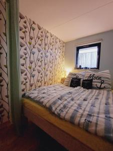 a bedroom with a bed with a flowery wall at Ferienwohnung Seelenbrise in Büsum