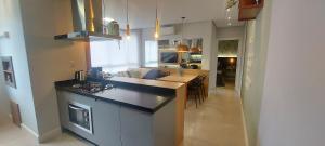 Kuchyň nebo kuchyňský kout v ubytování Apartamento Bento Gonçalves com Academia