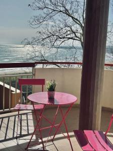 a pink table and two chairs on a balcony at Casa Bellavista in Termoli