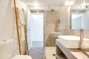 Ένα μπάνιο στο Comporta Hideaway Amazing Views Desert Beaches