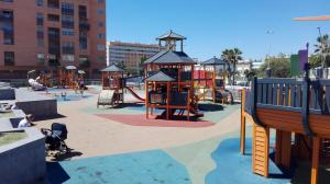 un parc avec une aire de jeux avec une structure de jeux dans l'établissement Hotel Solymar, à Malaga