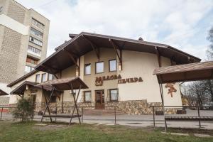 een gebouw met een bord met muzik haruka bij Medova Pechera in Lviv