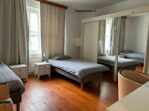 a bedroom with two beds and a mirror at Apartments Jembke, küchen,check in on line , Gratis P ,Wi-Fi! in Jembke