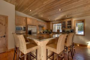 kuchnia z dużą wyspą z krzesłami barowymi w obiekcie Brand New Upscale Home, Hot Tub, Foosball w mieście South Lake Tahoe