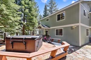 una casa con una parrilla en una terraza de madera en Minutes To Heavenly, Private Covered Hot Tub, en South Lake Tahoe
