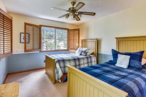 Un dormitorio con dos camas y un ventilador de techo. en Minutes To Heavenly, Private Covered Hot Tub, en South Lake Tahoe