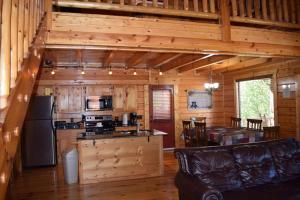 Η κουζίνα ή μικρή κουζίνα στο Lovely Cabin-Close To All The Fun!