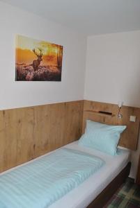 Postel nebo postele na pokoji v ubytování Gasthaus Kampenwand