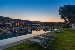 Bazén v ubytování Radisson Blu Resort Taghazout Bay Surf Village nebo v jeho okolí