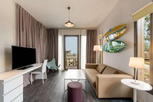 TV a/nebo společenská místnost v ubytování Radisson Blu Resort Taghazout Bay Surf Village