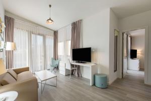 TV a/nebo společenská místnost v ubytování Radisson Blu Resort Taghazout Bay Surf Village
