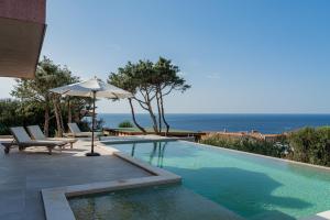 Bazén v ubytovaní Costa Paradiso Resort alebo v jeho blízkosti