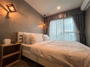 a bedroom with a large bed and a window at Modern2 1BR at Bangson in Bangkok +30 photos