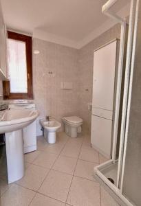 a bathroom with a sink and a toilet at Trilo La Rindela in Folgaria