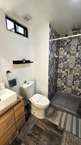 a bathroom with a toilet and a sink and a shower at A29 SUITE BLACK MAX para 1 a 4 personas Modernas Suites en Casona Acequia - Confort y Estilo en Cuautitlán Izcalli" in Cuautitlán Izcalli +17 photos