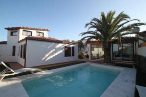 a villa with a swimming pool in front of a house at VILLA GILDA CON DEPANDACE PISCINA e GIARDINO in La Ciaccia