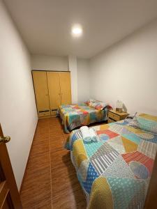 a room with two beds in a room at Casa Rosa in Trevélez