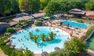 an overhead view of a large swimming pool at a resort at Le Ti Buch Mobilhome en Camping 4 étoiles avec Terrasse Plancha et Climatisation in La Teste-de-Buch