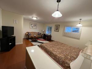 TV a/nebo společenská místnost v ubytování Vancouver shaughnessy guest home