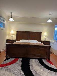 Postel nebo postele na pokoji v ubytování Vancouver shaughnessy guest home + 29 fotografií