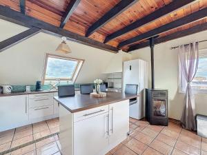 Kuchyň nebo kuchyňský kout v ubytování La Belle Étape, Appartement avec Piscine et Spa