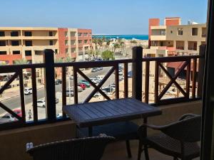 Una mesa en un balcón con vista a una ciudad. en Elhambra First Avenue, en Hurghada