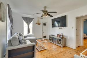 ワイルドウッドにあるWildwood Apartment Less Than Half Mi to Boardwalk!のソファと天井ファンのあるリビングルーム