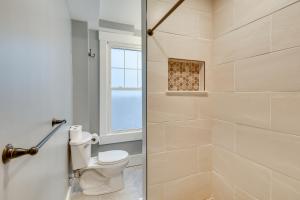 ワイルドウッドにあるWildwood Apartment Less Than Half Mi to Boardwalk!のトイレとシャワー付きのバスルーム +18枚の写真