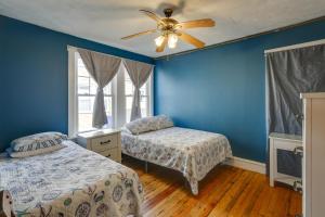 ワイルドウッドにあるWildwood Apartment Less Than Half Mi to Boardwalk!のベッド2台と天井ファン付きの寝室