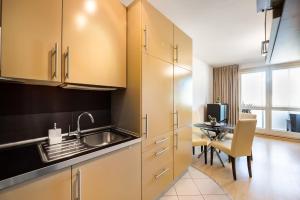 Kuchyň nebo kuchyňský kout v ubytování Apartament Zielone Zacisze + 18 fotografií