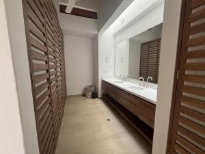 アナポイマにあるRoomy 4BR Villa with Pool at Mesa de Yeguasの洗面台と鏡のあるバスルーム +7枚の写真