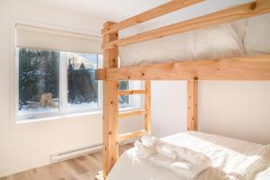 Saint ComeにあるSerenity's Nest SPA SAUNA SKY Mountainsのベッドルーム(二段ベッド1組、窓付)